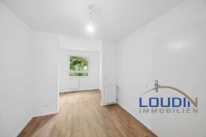 Eingangsbereich mit Blick in die Küche