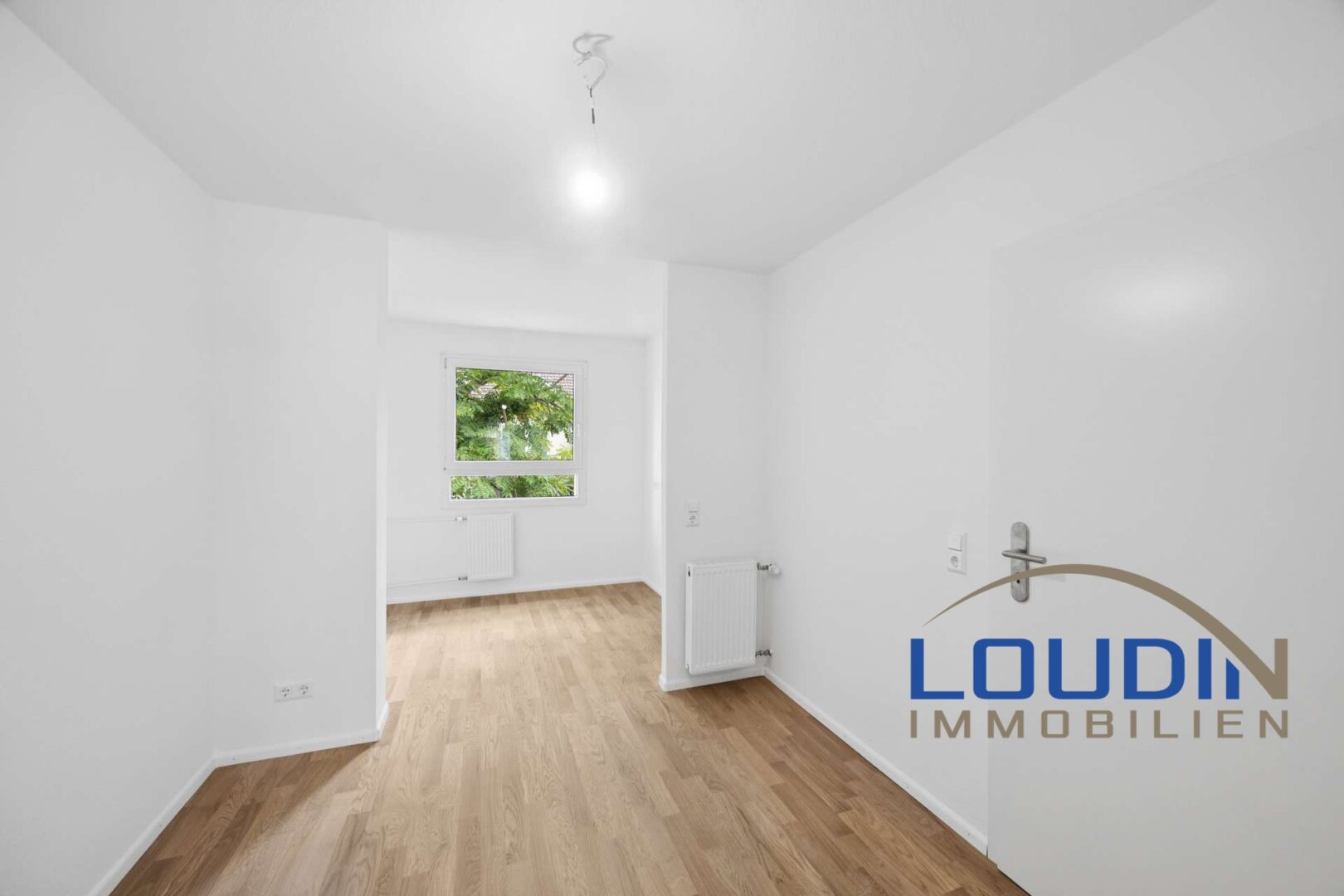 Eingangsbereich mit Blick in die Küche