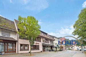 Außenansicht des Wohn- und Geschäftshauses