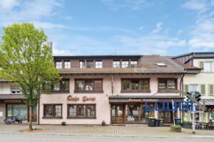 Außenansicht des Wohn- und Geschäftshauses