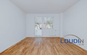 Wohnzimmer mit Balkon