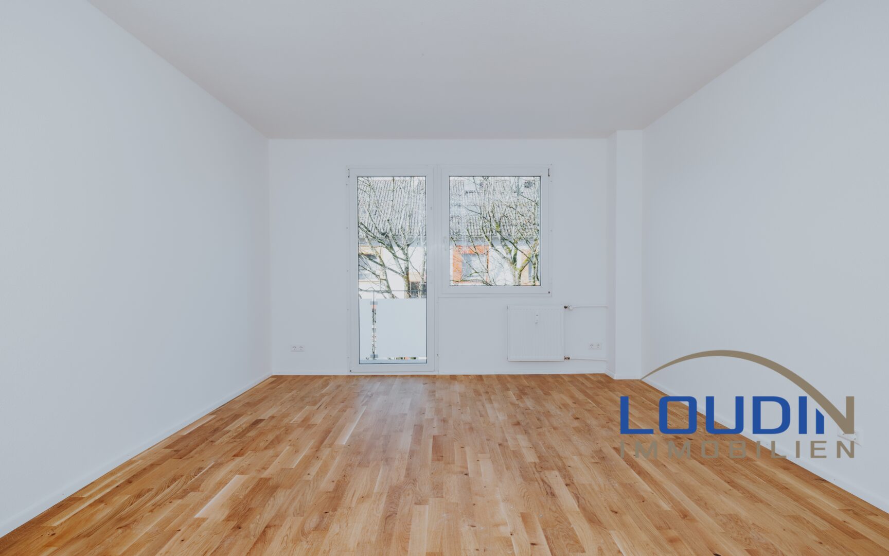 Wohnzimmer mit Balkon