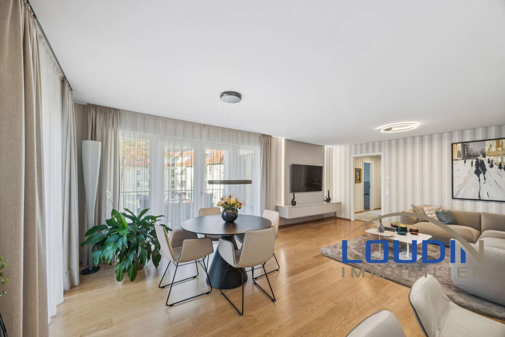 Wohn/Esszimmer mit Zugang zum Balkon