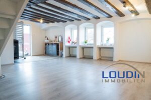 Wohnzimmer mit Durchgang auf die Terrasse - EG