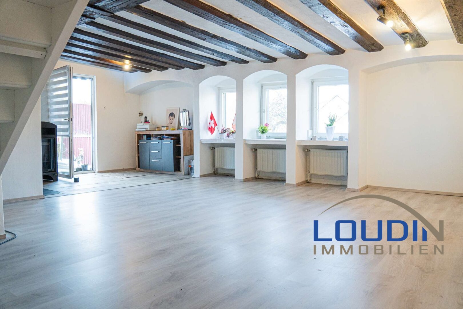 Wohnzimmer mit Durchgang auf die Terrasse - EG