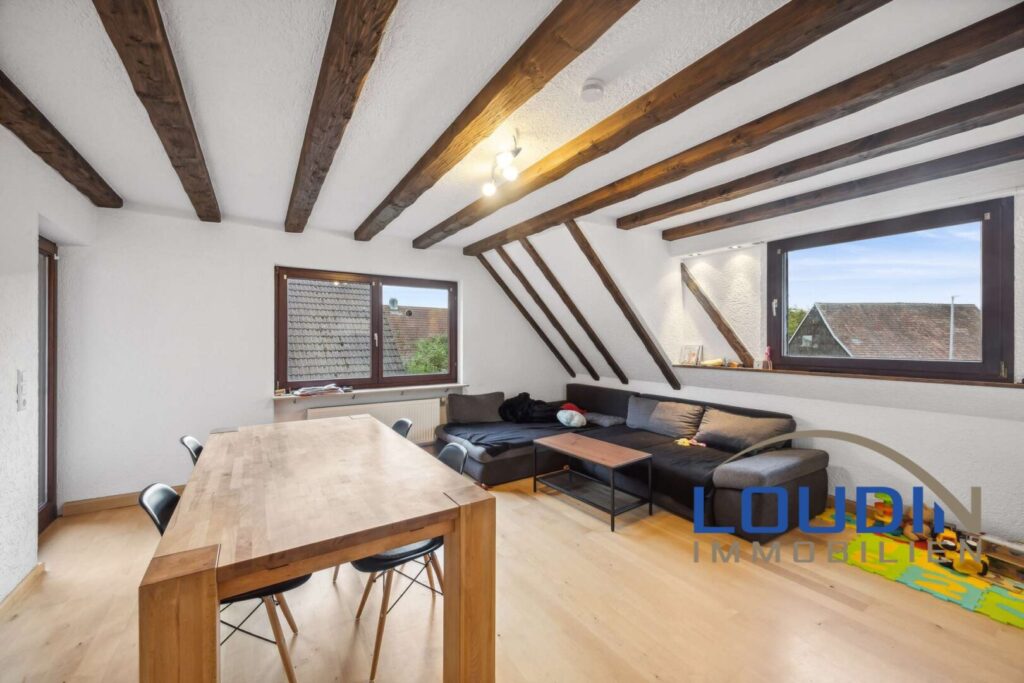 Wohnzimmer mit Durchgang auf den Balkon