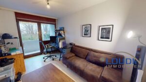 Wohnzimmer mit Balkon