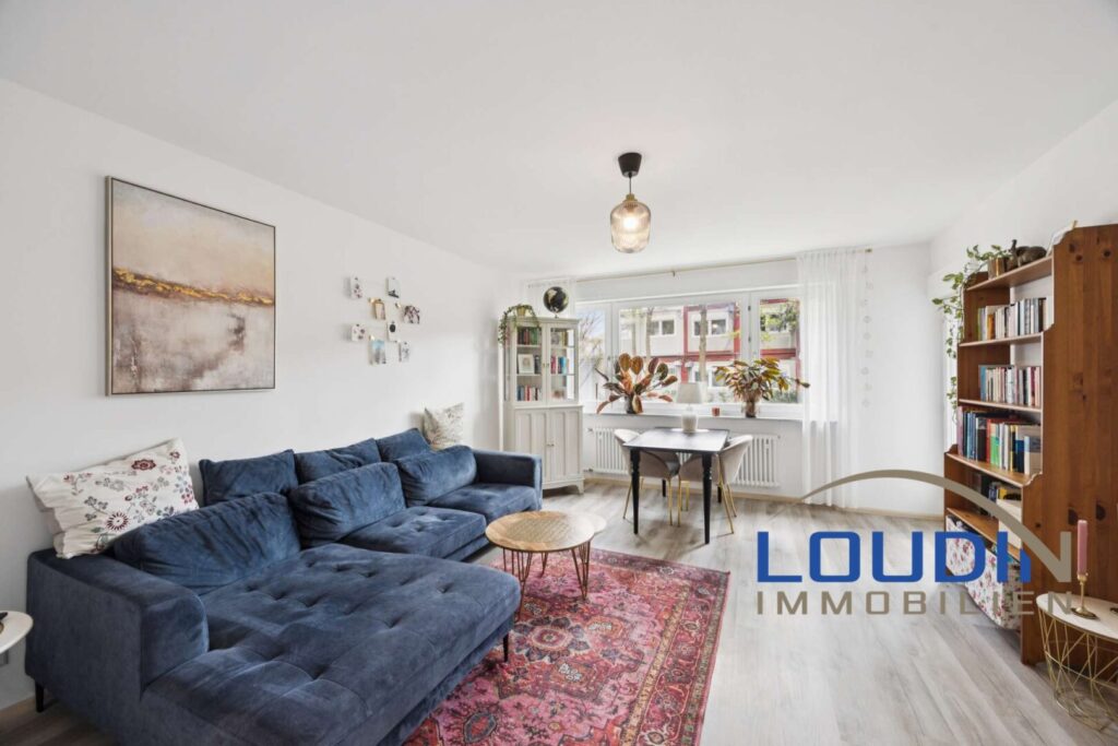 Wohnzimmer mit Zugang zum Balkon