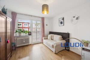 Zimmer 2 mit Durchgang auf den Balkon