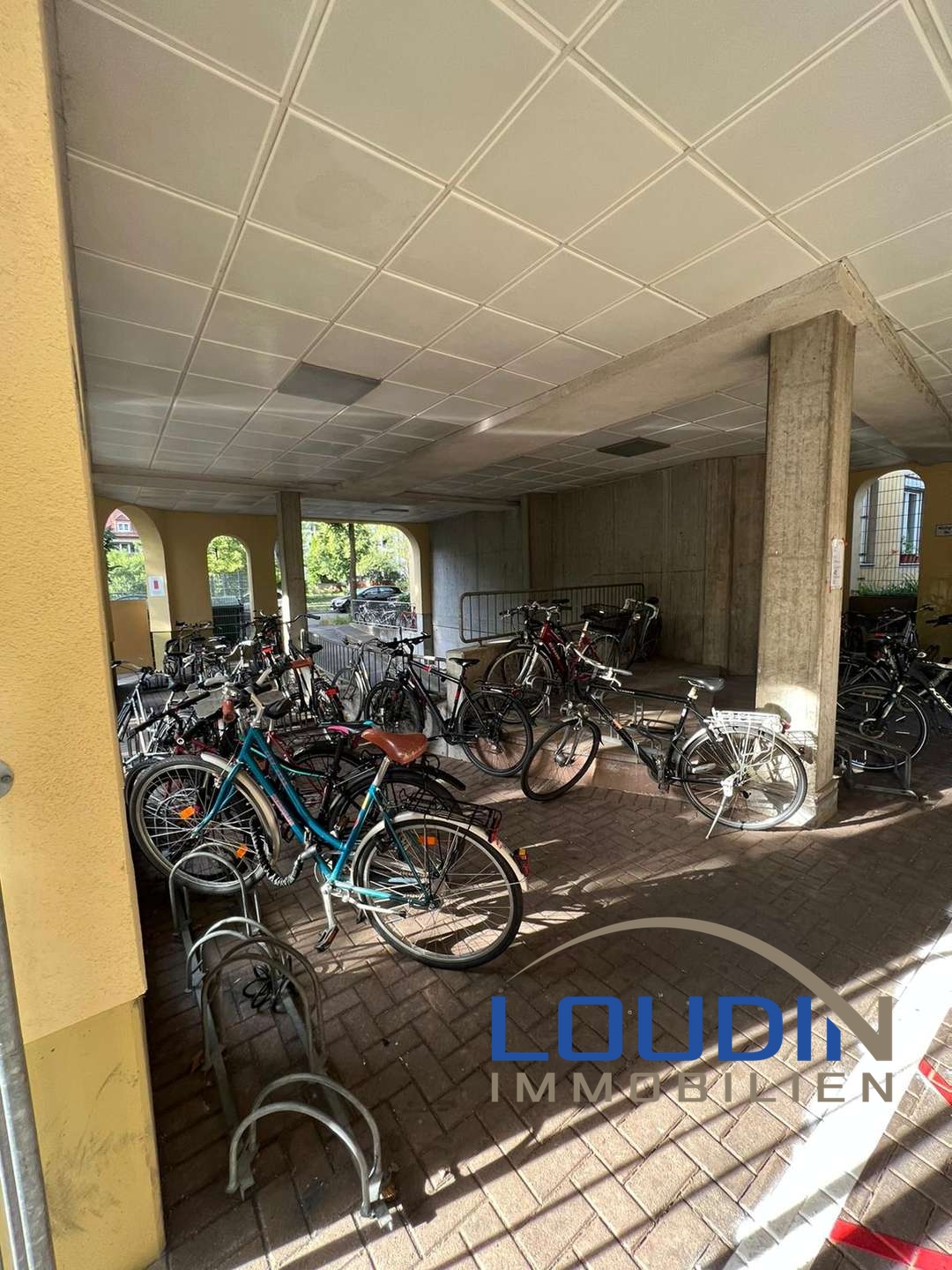 Fahrradabstellplatz vor dem Eingangsbereich