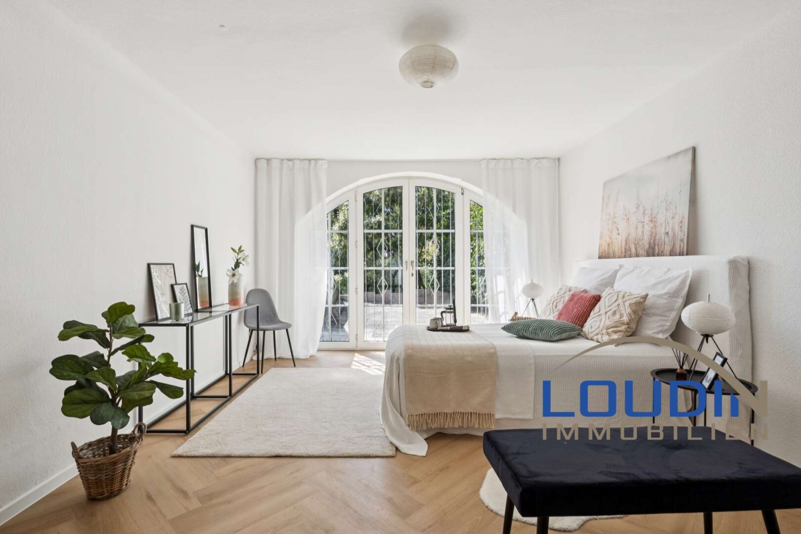 Schlafzimmer mit Durchgang auf die Terrasse