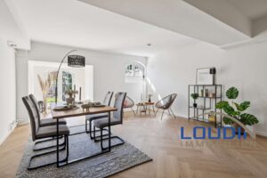 Wohn/Esszimmer mit Durchgang auf die Terrasse