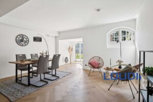 Wohn/Esszimmer mit Durchgang auf die Terrasse