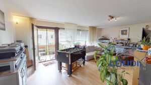 Wohnzimmer mit Balkon