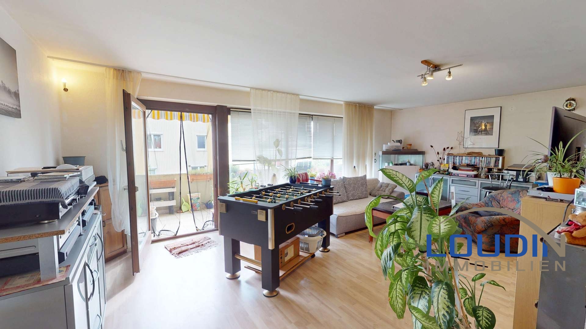 Wohnzimmer mit Balkon
