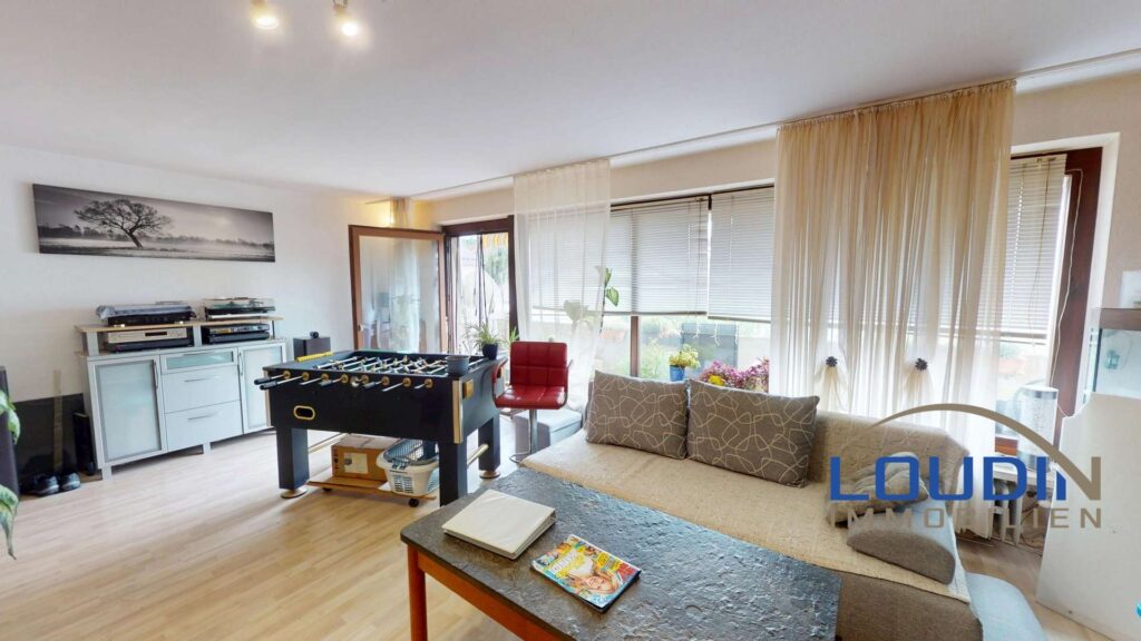 Wohnzimmer mit Balkon