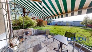 Terrasse mit Ausblick in den Garten