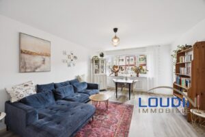 Wohnzimmer mit Zugang zum Balkon
