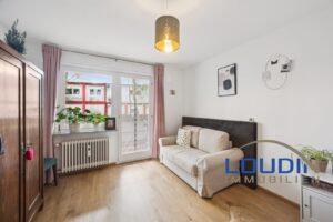 Zimmer 2 mit Durchgang auf den Balkon