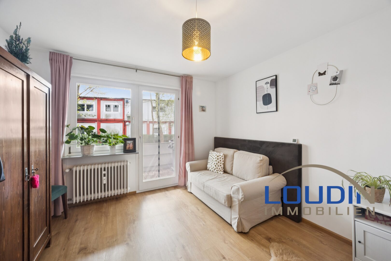 Zimmer 2 mit Durchgang auf den Balkon