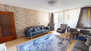 Wohnzimmer mit Balkon