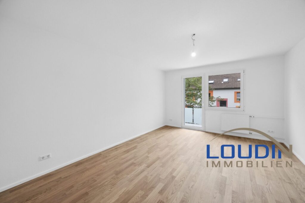 Wohnzimmer mit Zugang zum Balkon