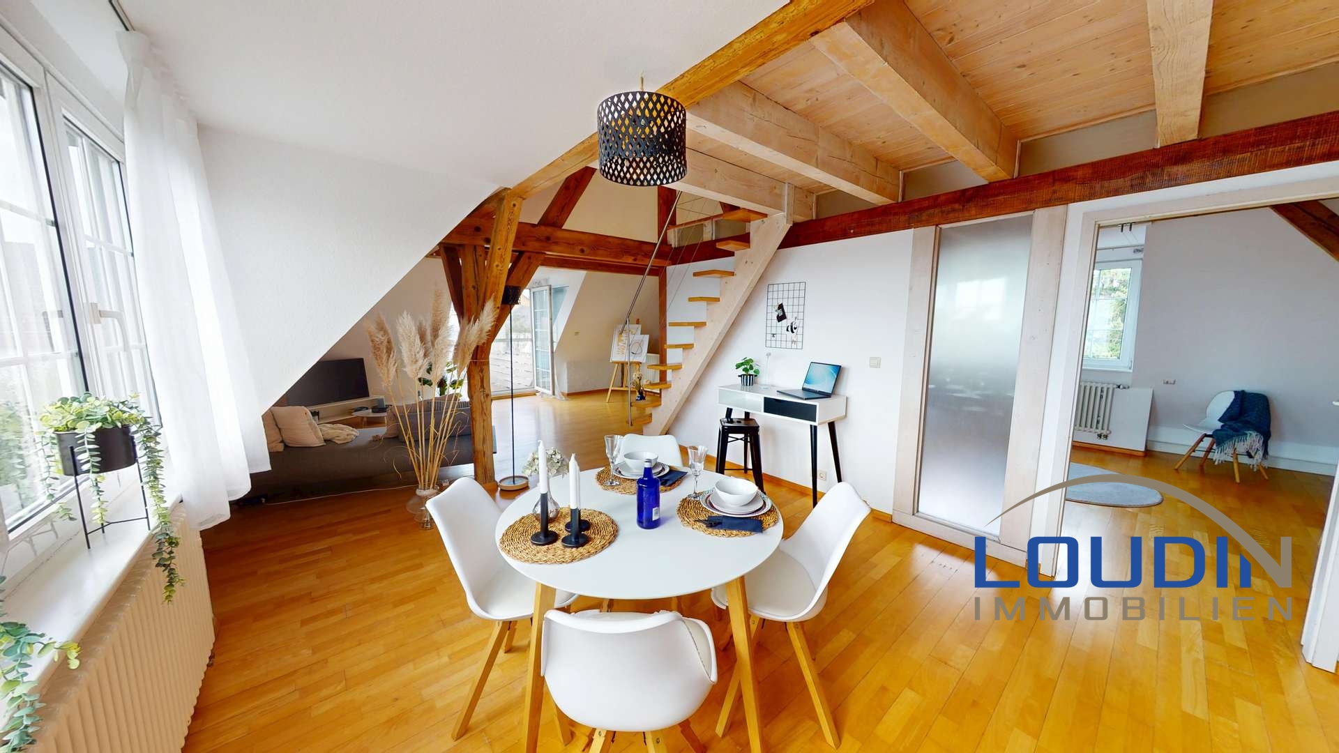 Wohn-/Esszimmer mit Dachterrasse