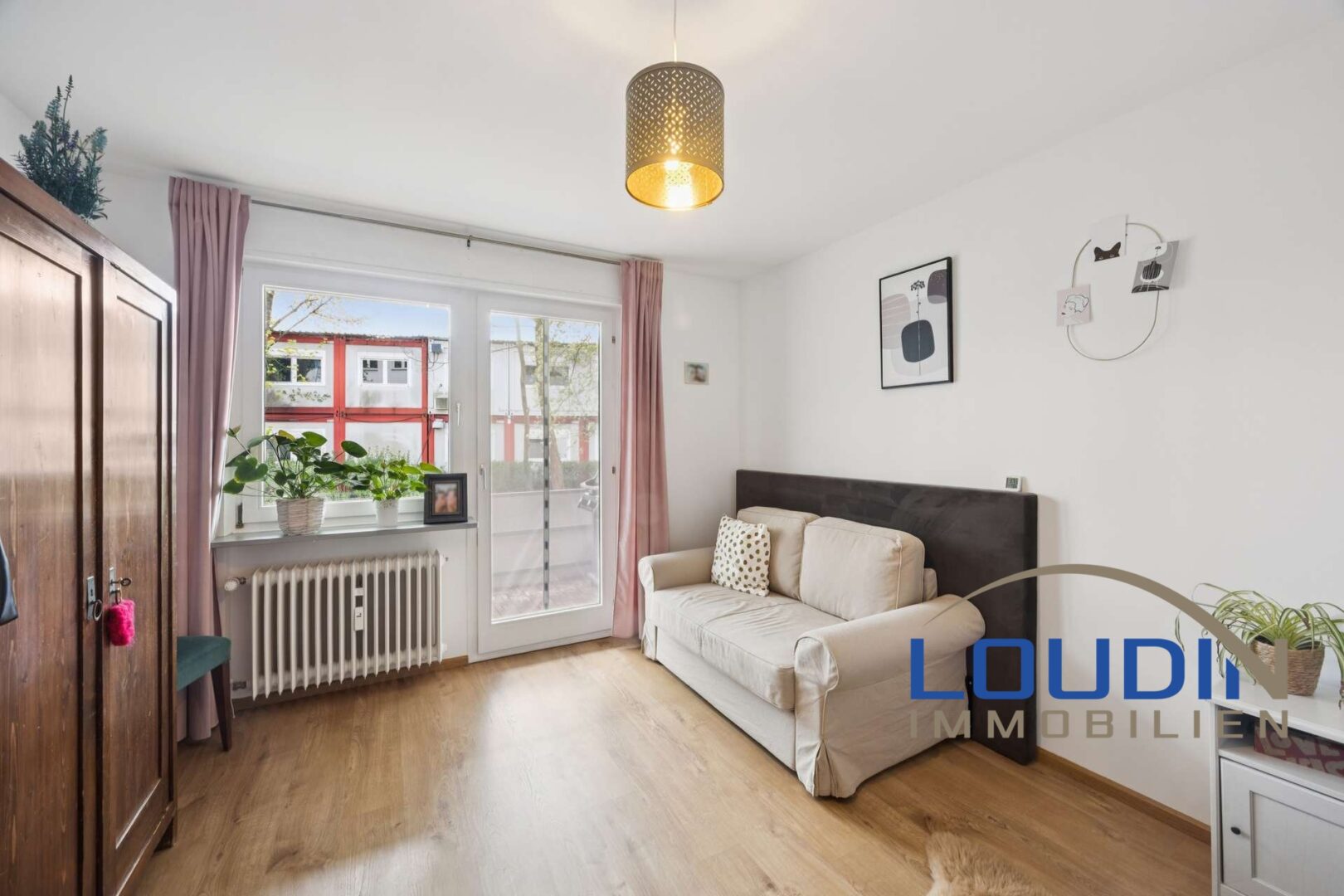 Zimmer 2 mit Durchgang auf den Balkon
