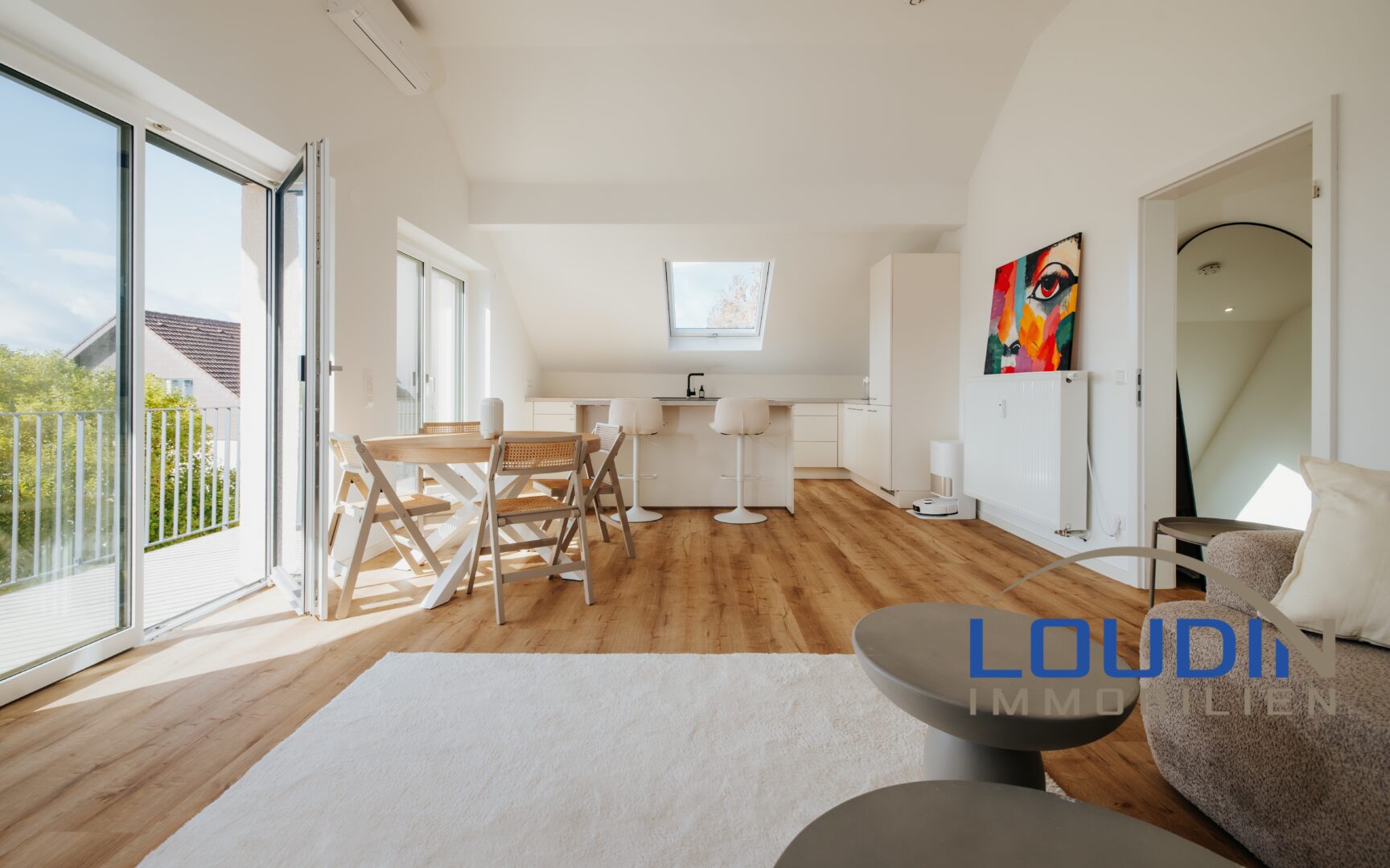 Wohnzimmer mit offener Küche