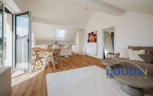 Wohnzimmer mit offener Küche